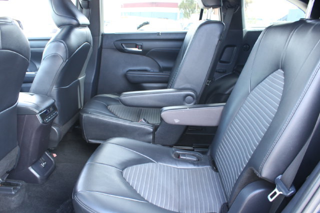 Used 2024 Toyota Highlander XSE FWD image 33
