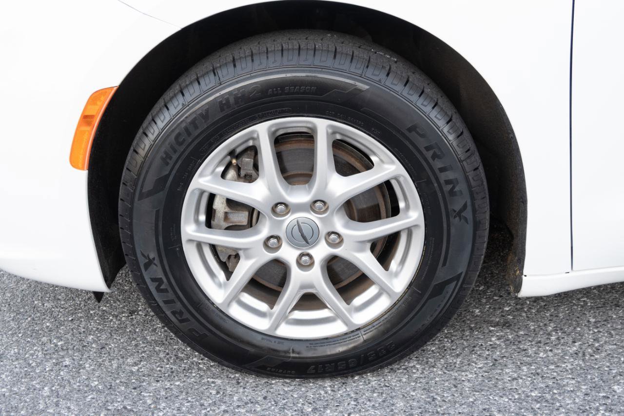 Used 2024 Chrysler Pacifica Touring-L image 48