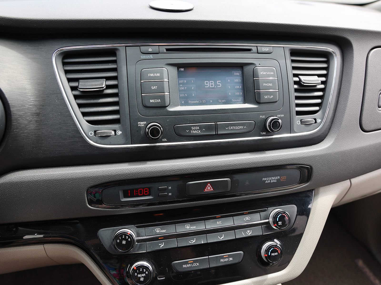 Used 2016 Kia Sedona LX w/ Option Group 020 FWD image 25