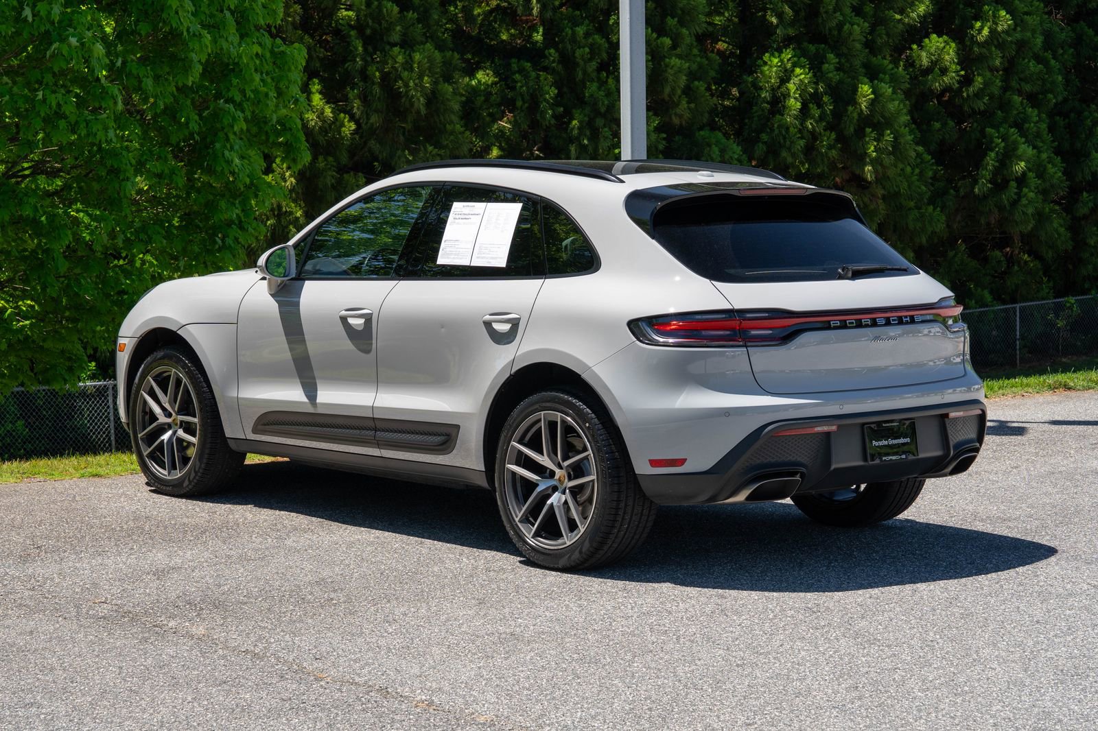 Certified 2023 Porsche Macan AWD/4WD image 3