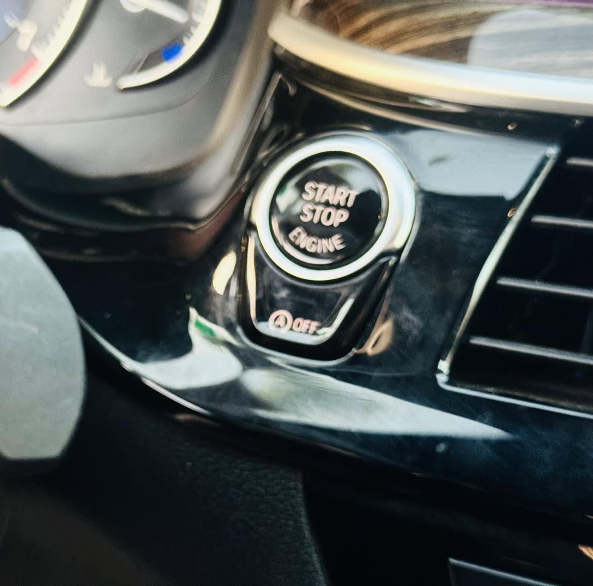 Used 2018 BMW 530i w/ Premium Package image 32