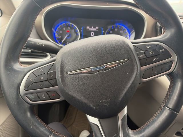 Used 2017 Chrysler Pacifica Touring-L image 10