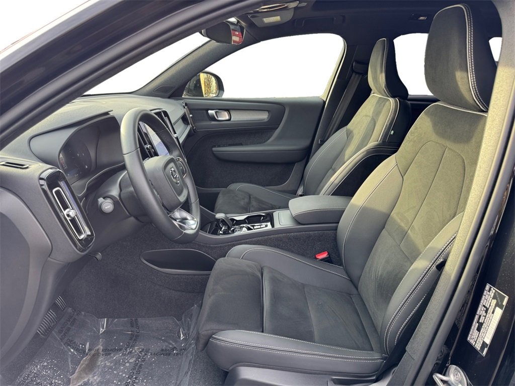 Certified 2025 Volvo XC40 B5 Plus image 9