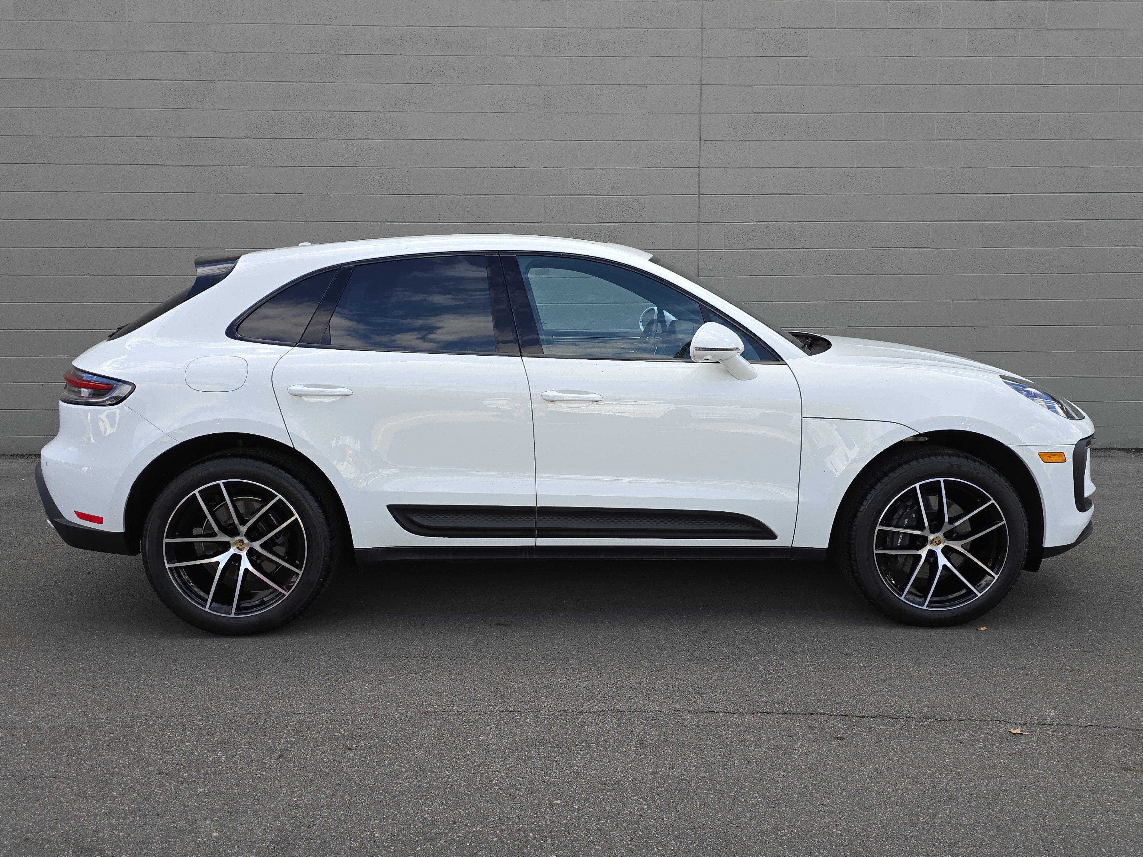 Certified 2025 Porsche Macan AWD/4WD image 10