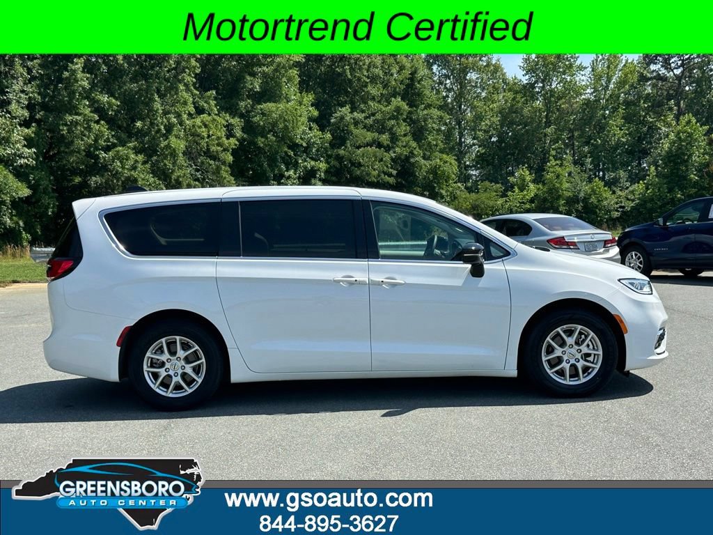 Used 2024 Chrysler Pacifica Touring-L FWD image 8