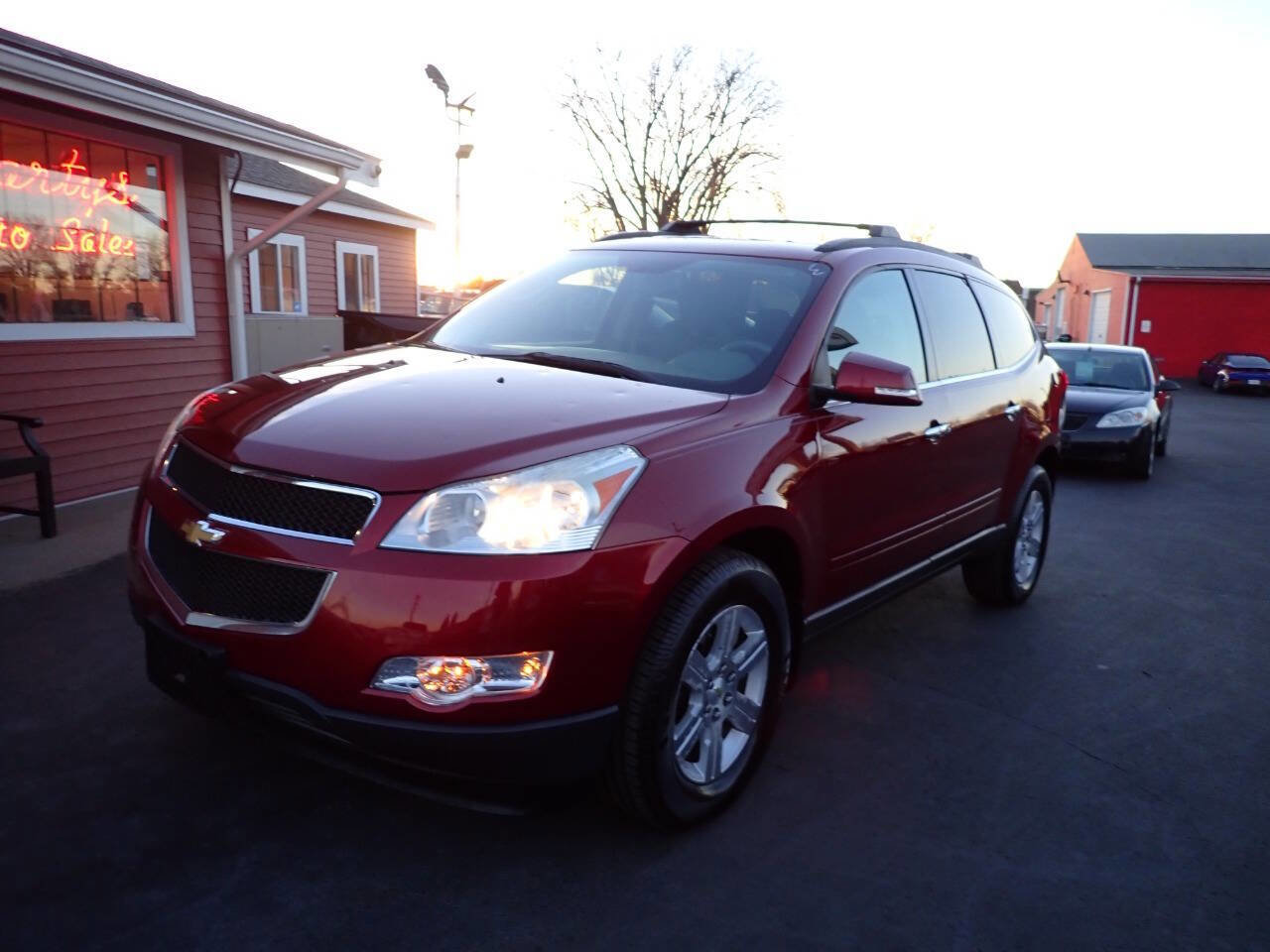 Used 2010 Chevrolet Traverse LT image 2