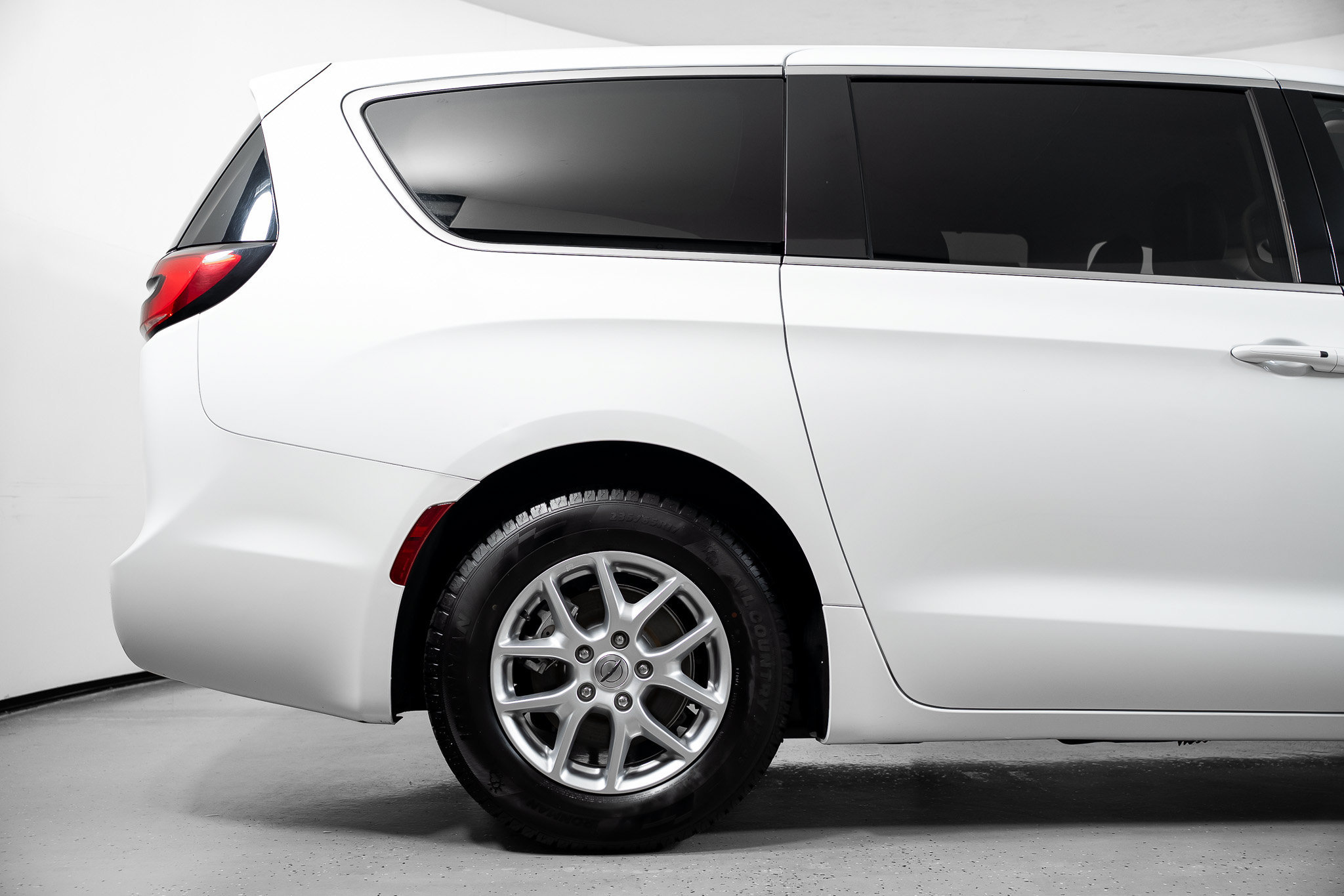Used 2023 Chrysler Pacifica Touring-L FWD image 6