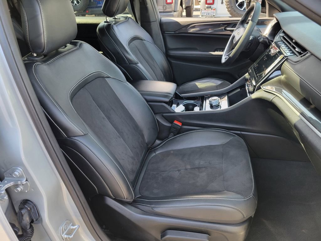 Used 2023 Jeep Grand Cherokee L Laredo image 18