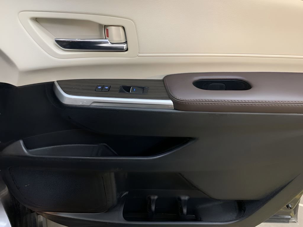 Used 2024 Toyota Sienna Platinum image 19