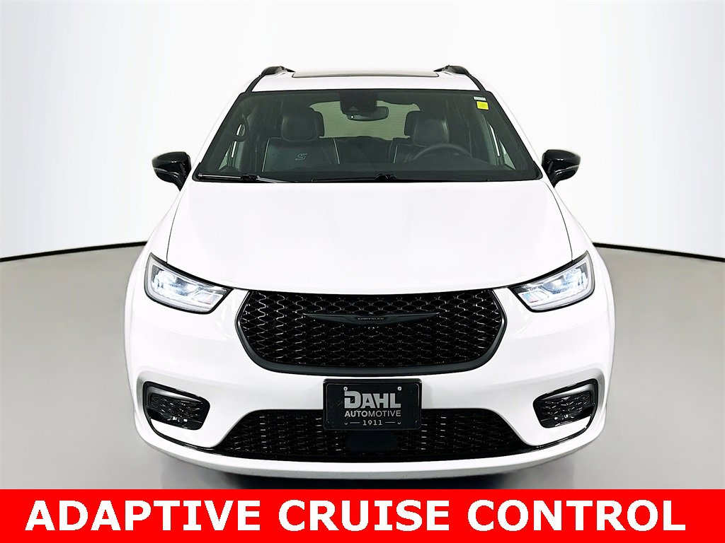 Used 2025 Chrysler Pacifica Limited image 3