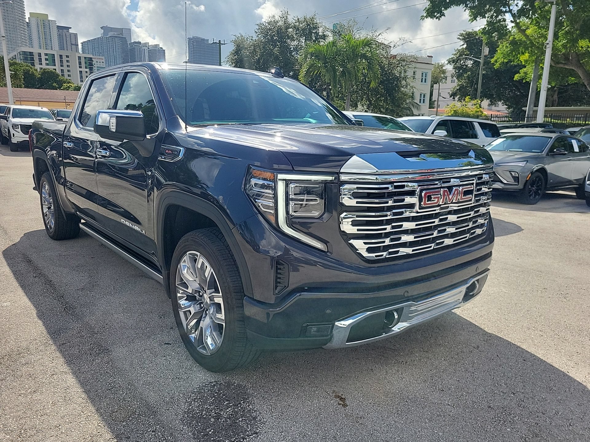 Used 2025 GMC Sierra 1500 Denali w/ Denali Reserve Package AWD/4WD image 3