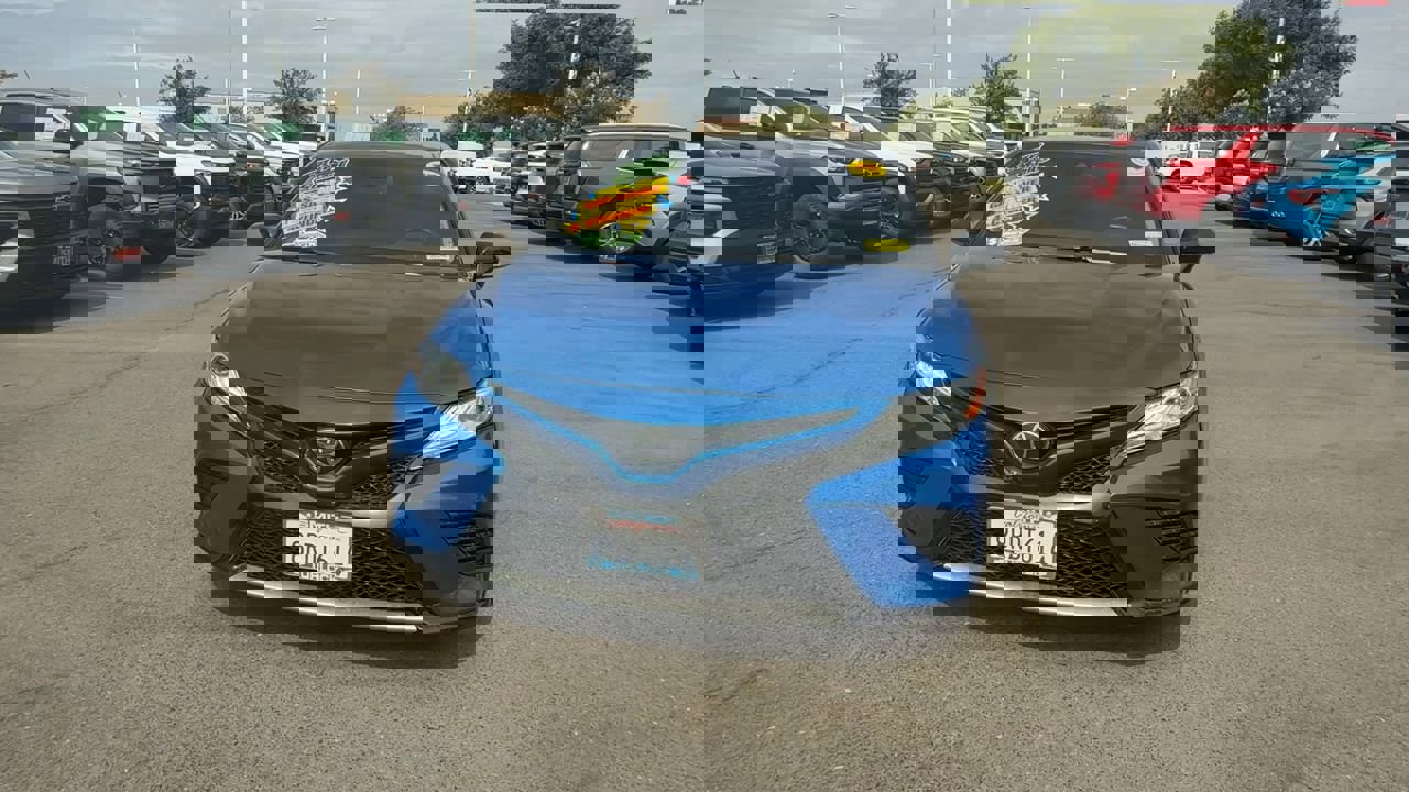 Used 2020 Toyota Camry XSE image 2