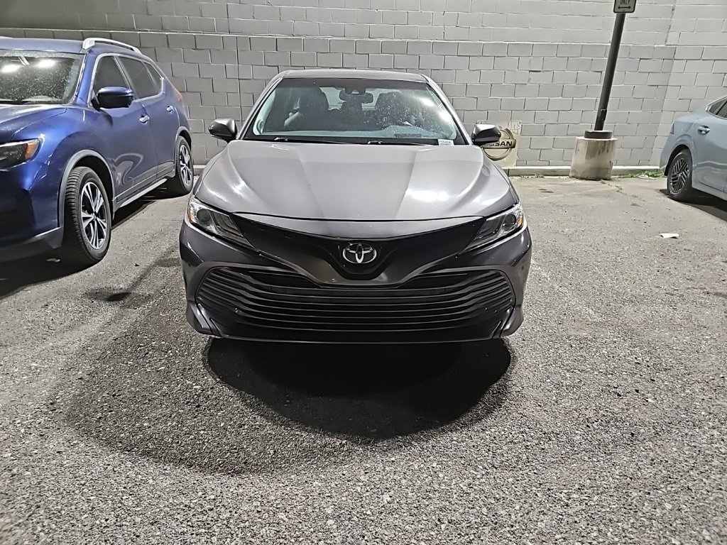 Used 2018 Toyota Camry XLE image 2