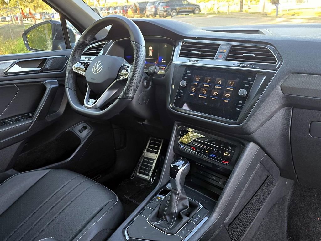 Used 2024 Volkswagen Tiguan SE R-Line image 38