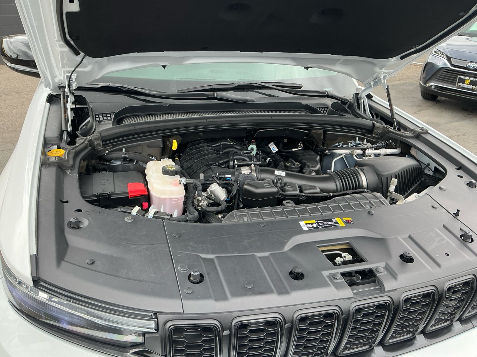 Used 2025 Jeep Grand Cherokee Altitude RWD image 22