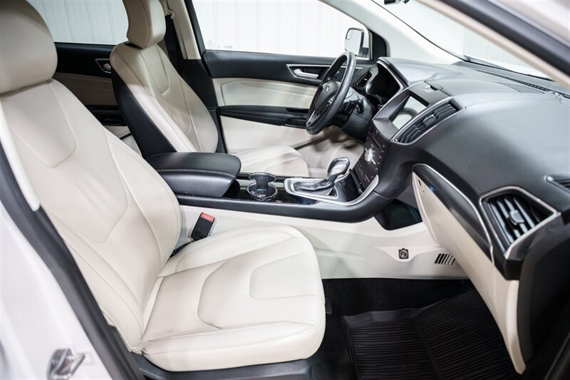 Used 2018 Ford Edge Titanium w/ Technology Package AWD/4WD image 19