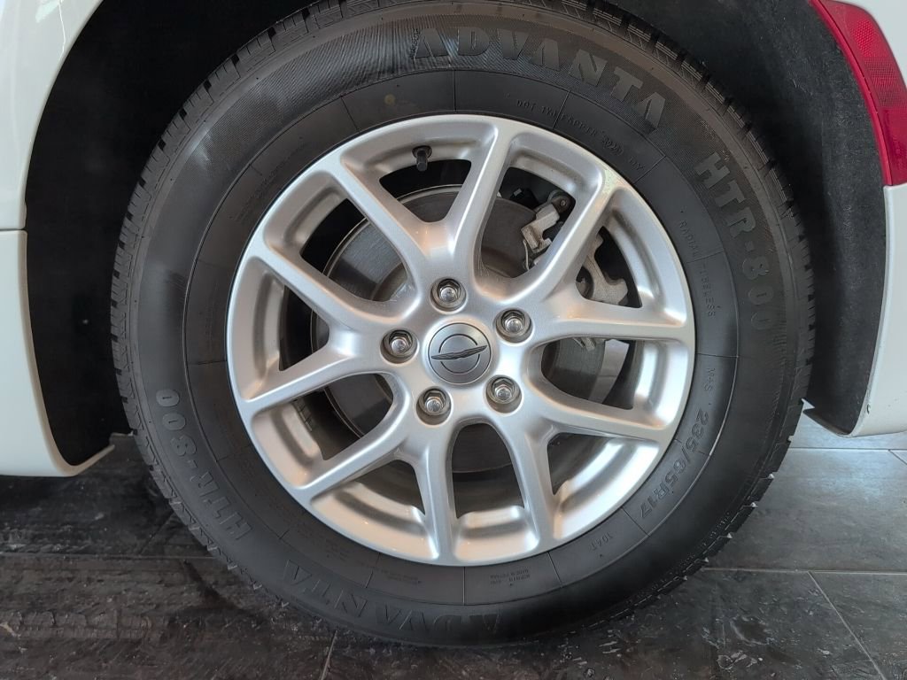 Used 2024 Chrysler Pacifica Touring-L image 9