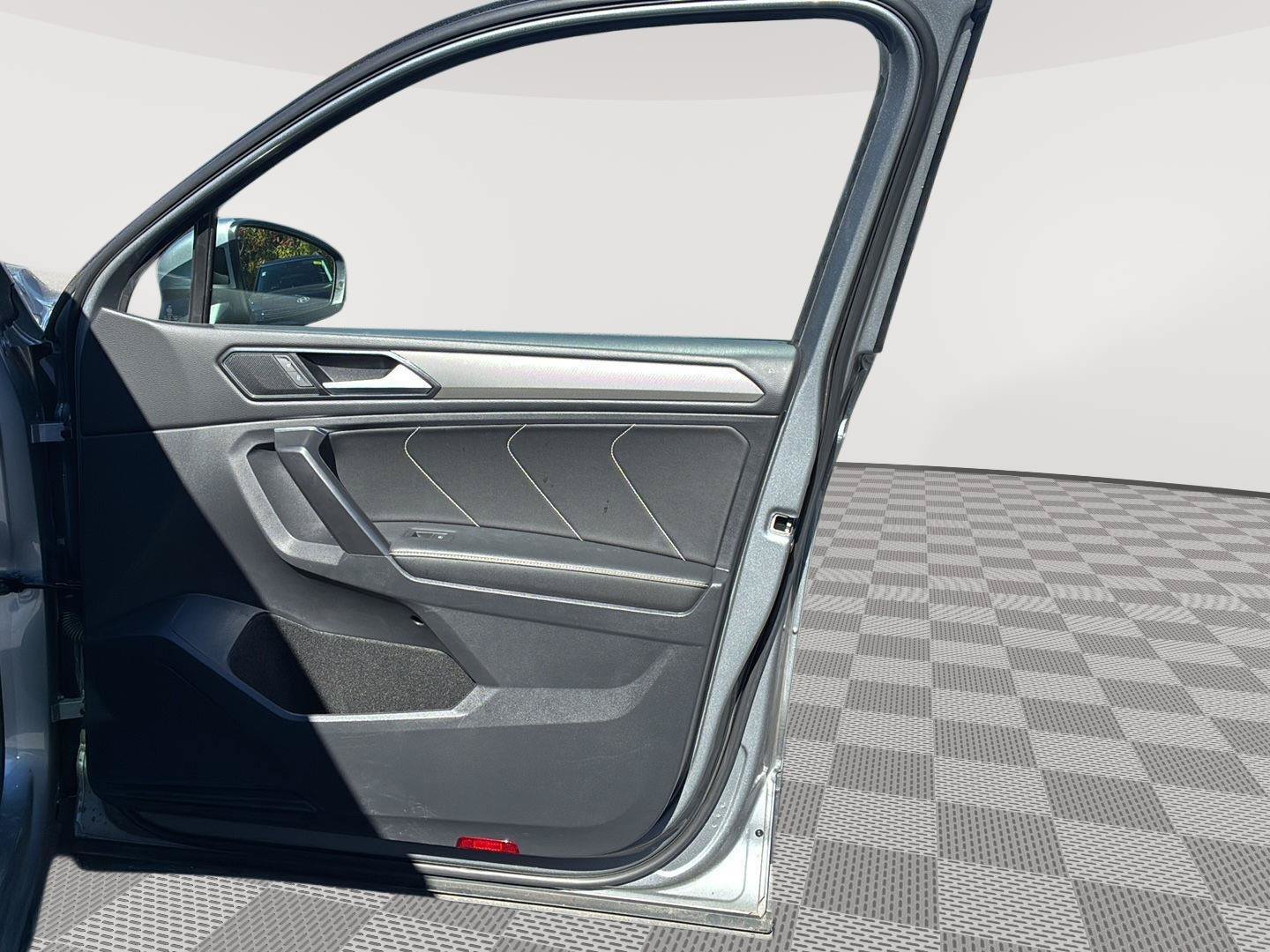 Used 2023 Volkswagen Tiguan SE w/ Panoramic Sunroof Package AWD/4WD image 9