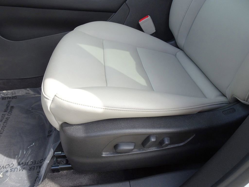 Certified 2023 Cadillac XT4 Luxury w/ Cold Weather Package image 9