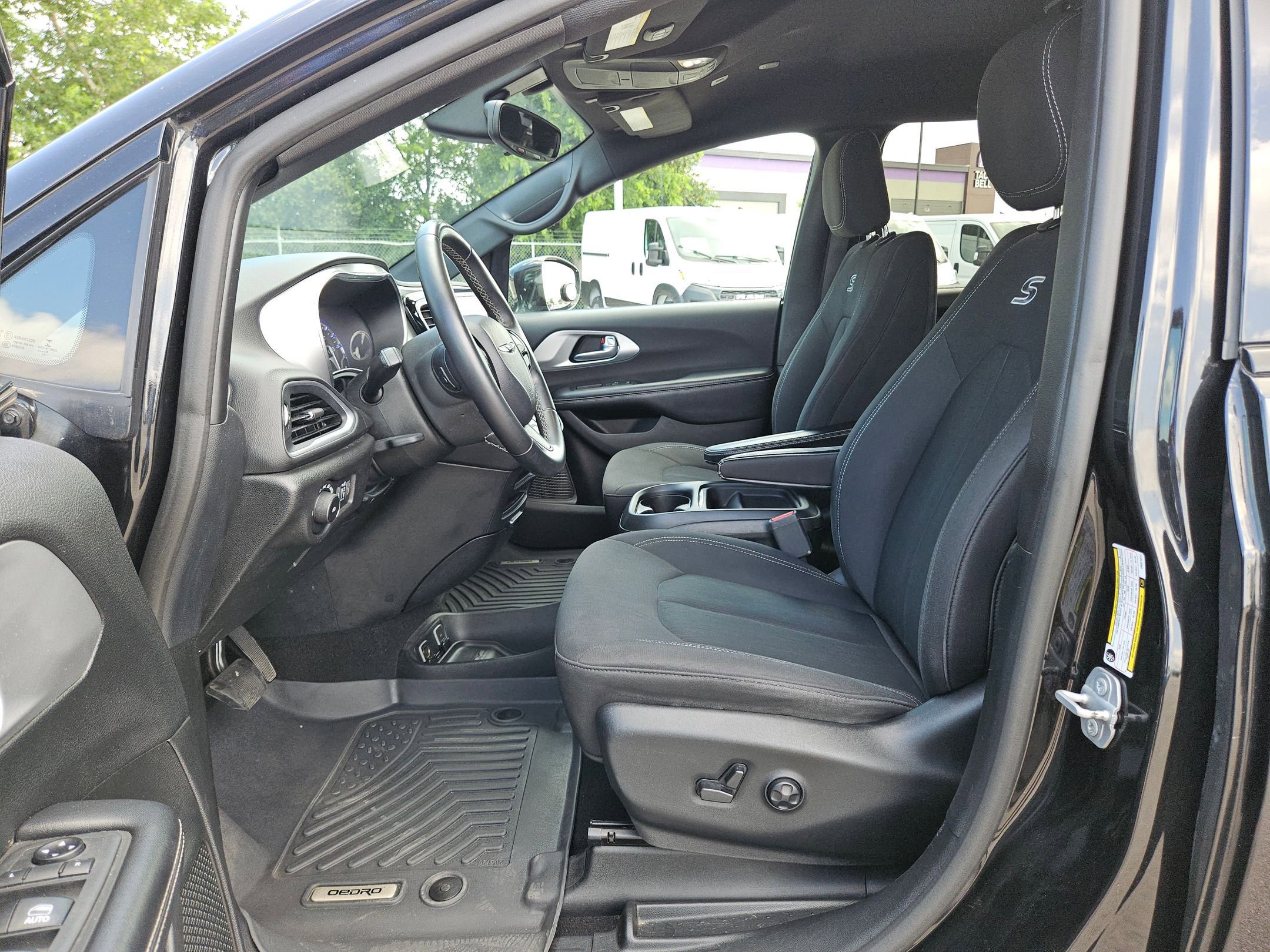 Used 2018 Chrysler Pacifica Touring Plus w/ S Appearance Package FWD image 9