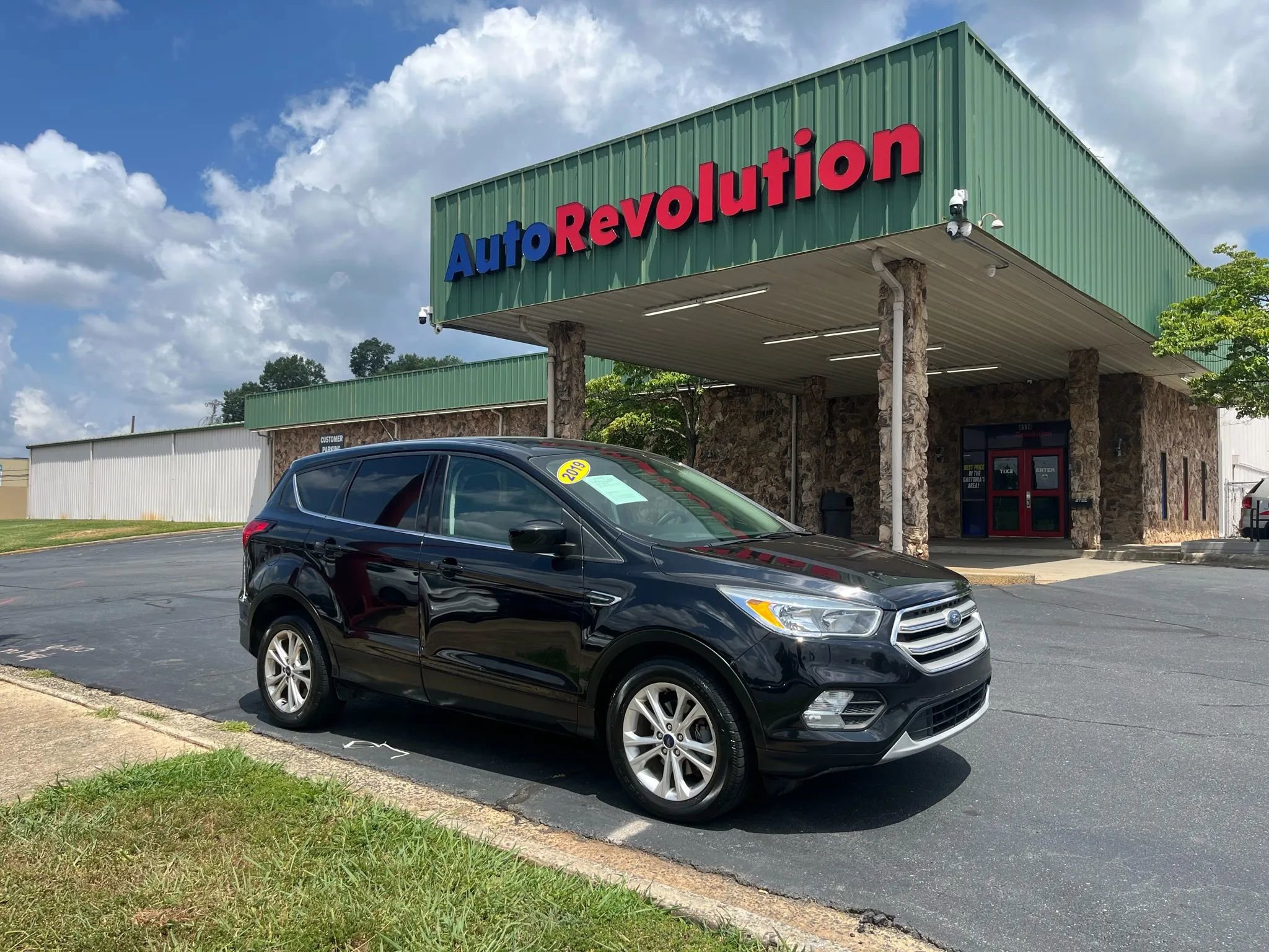 Used 2019 Ford Escape SE image 1