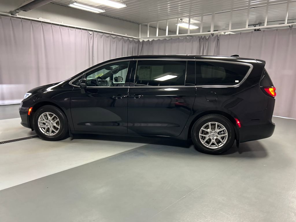 Used 2025 Chrysler Pacifica Select w/ Uconnect Theater Family Group image 4