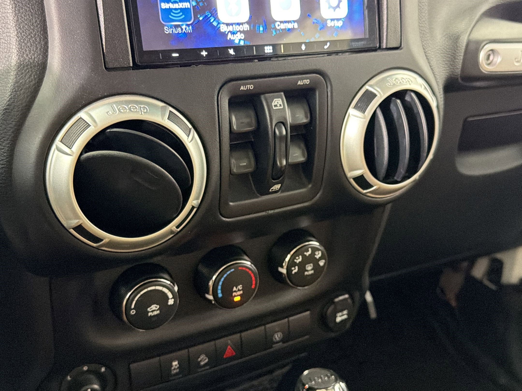 Used 2018 Jeep Wrangler Unlimited Rubicon w/ Connectivity Group AWD/4WD image 28
