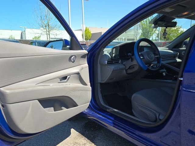 Used 2023 Hyundai Elantra SE w/ Preferred Accessory Package FWD image 13