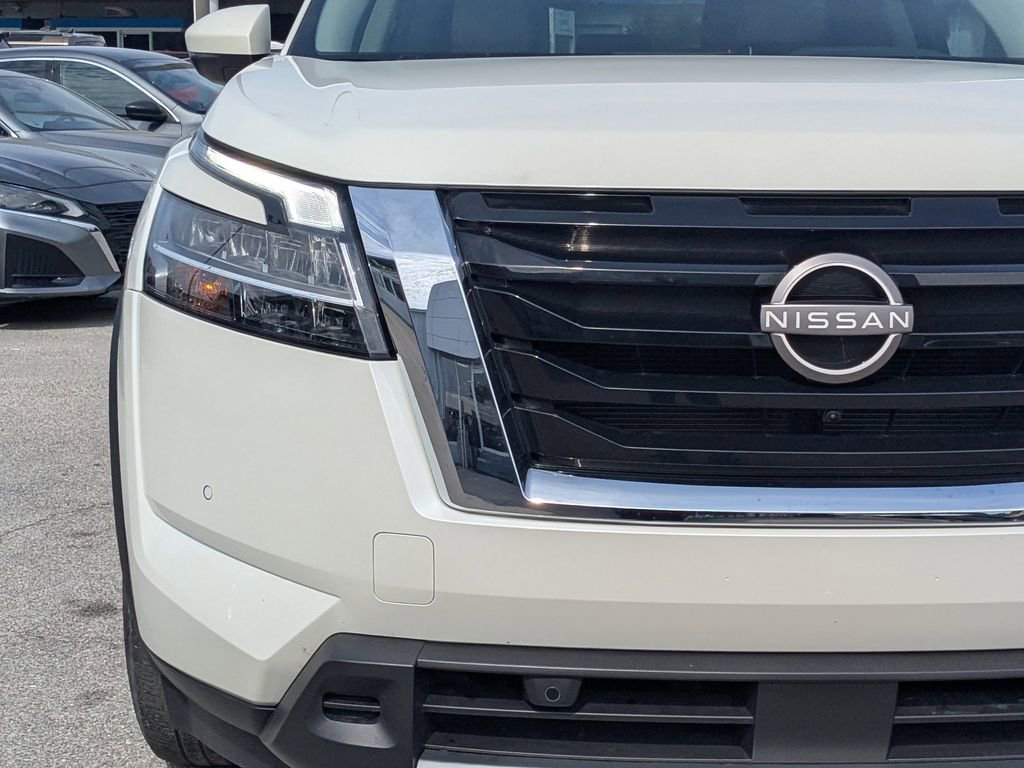 Used 2023 Nissan Pathfinder SL AWD/4WD image 9