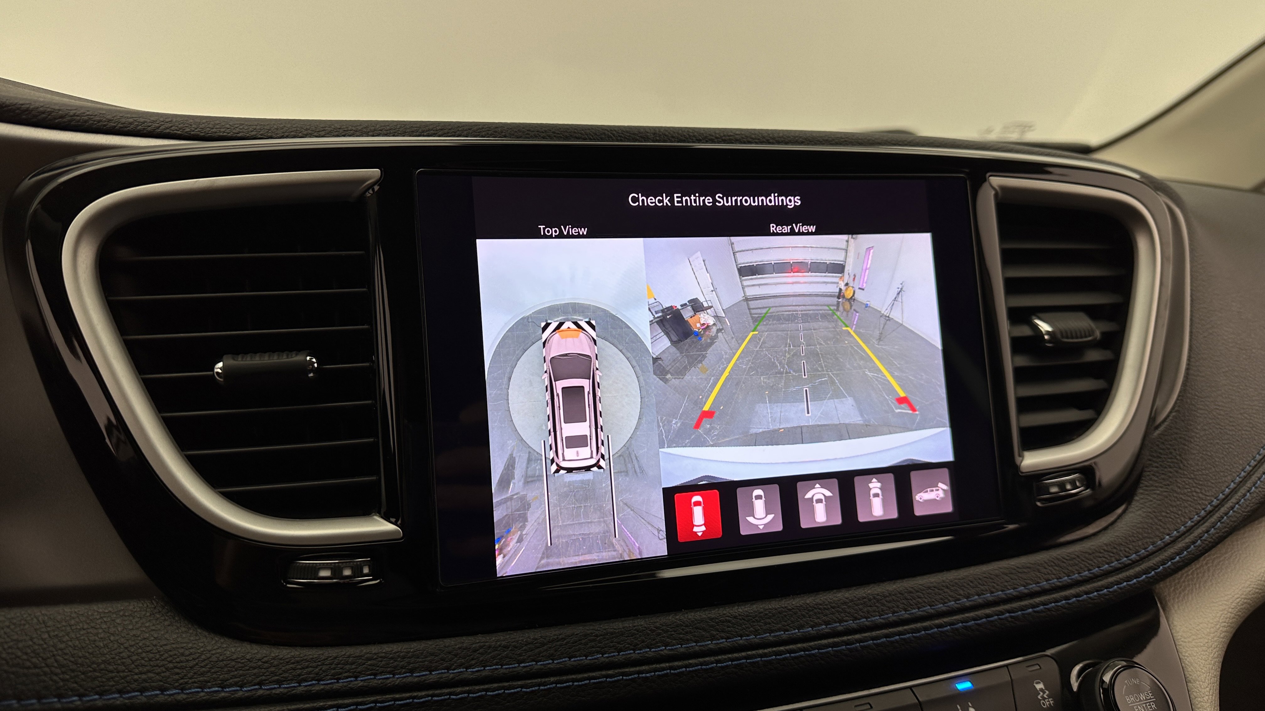 Used 2021 Chrysler Pacifica Touring-L FWD image 21