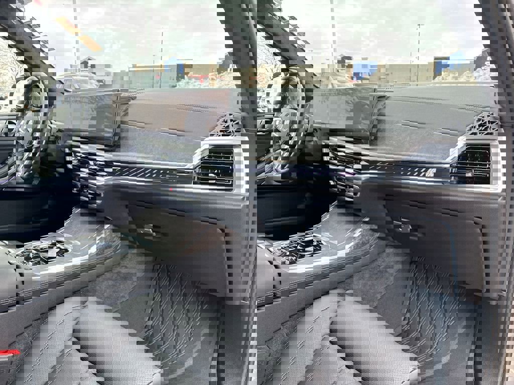 Used 2025 BMW X7 M60i image 31