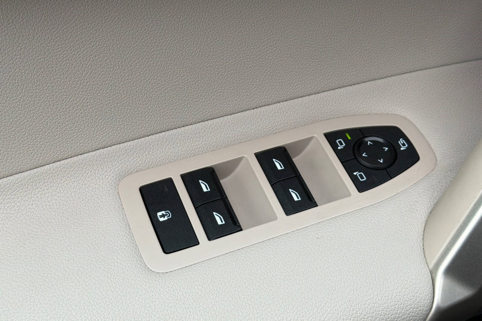 Certified 2023 BMW iX xDrive50 w/ BMW I Signature Blue Package image 13