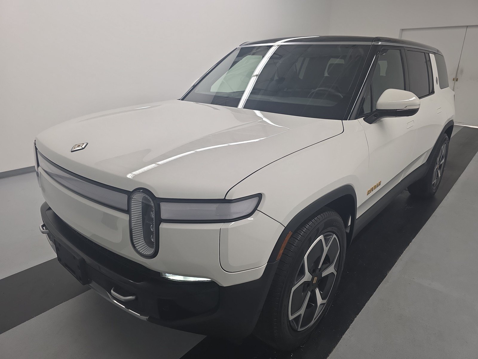 Used 2024 Rivian R1S Adventure AWD/4WD image 1