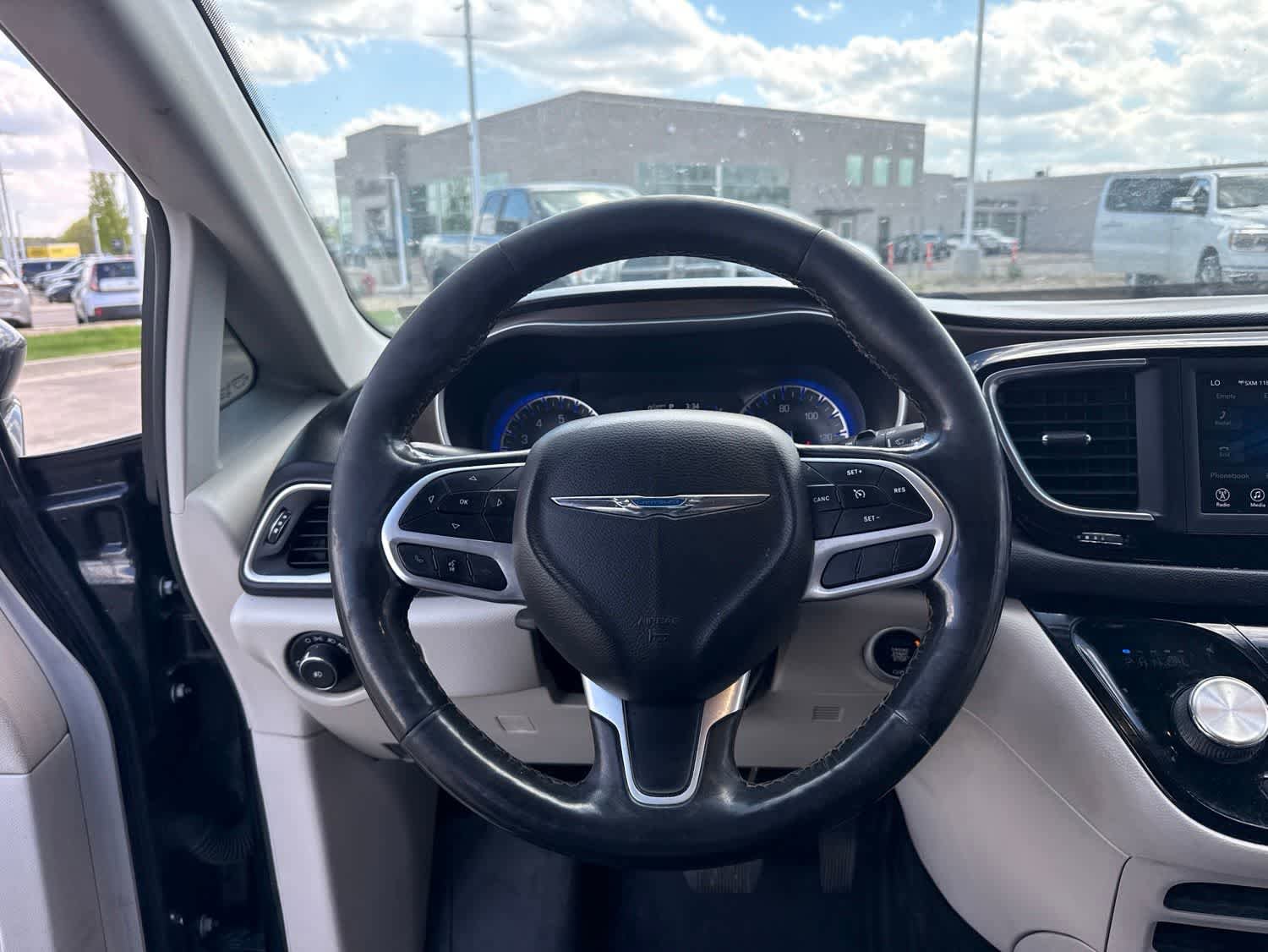 Used 2018 Chrysler Pacifica Touring-L FWD image 18
