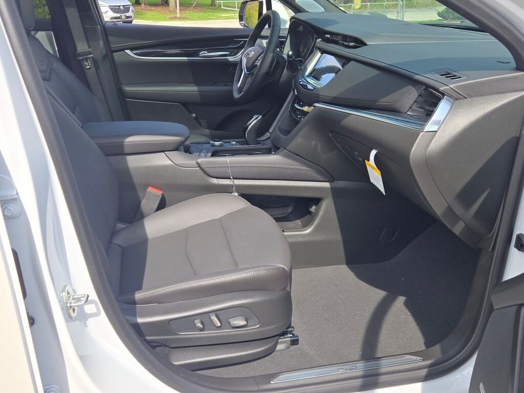 New 2026 Cadillac XT5 Premium Luxury w/ LPO, ONYX Package image 6