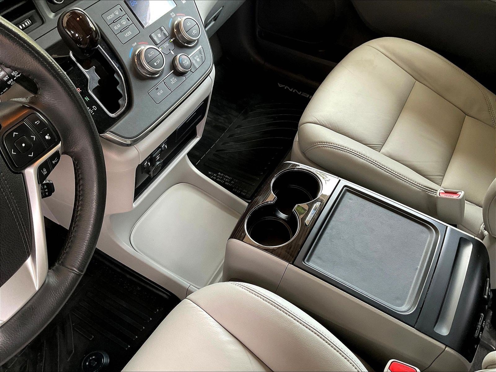 Used 2019 Toyota Sienna XLE w/ XLE Navigation Package FWD image 17