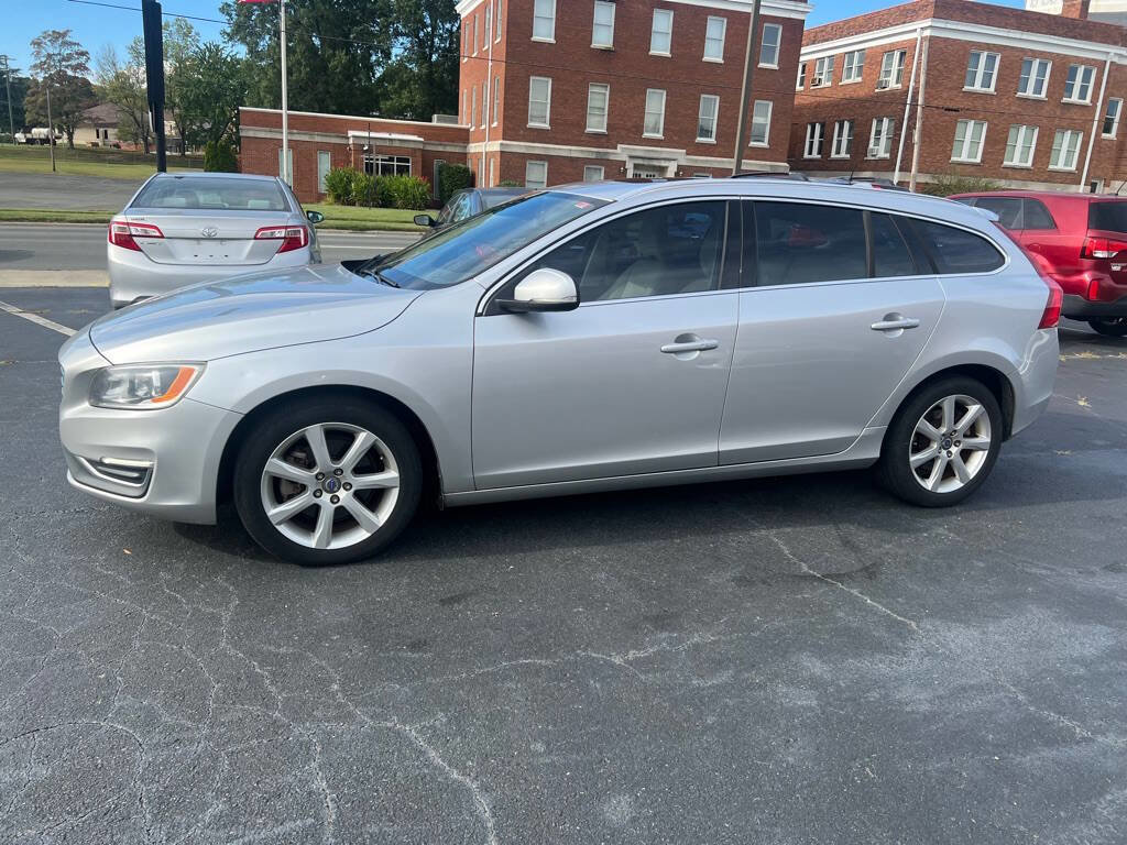 Used 2017 Volvo V60 T5 Premier w/ Convenience Package image 4