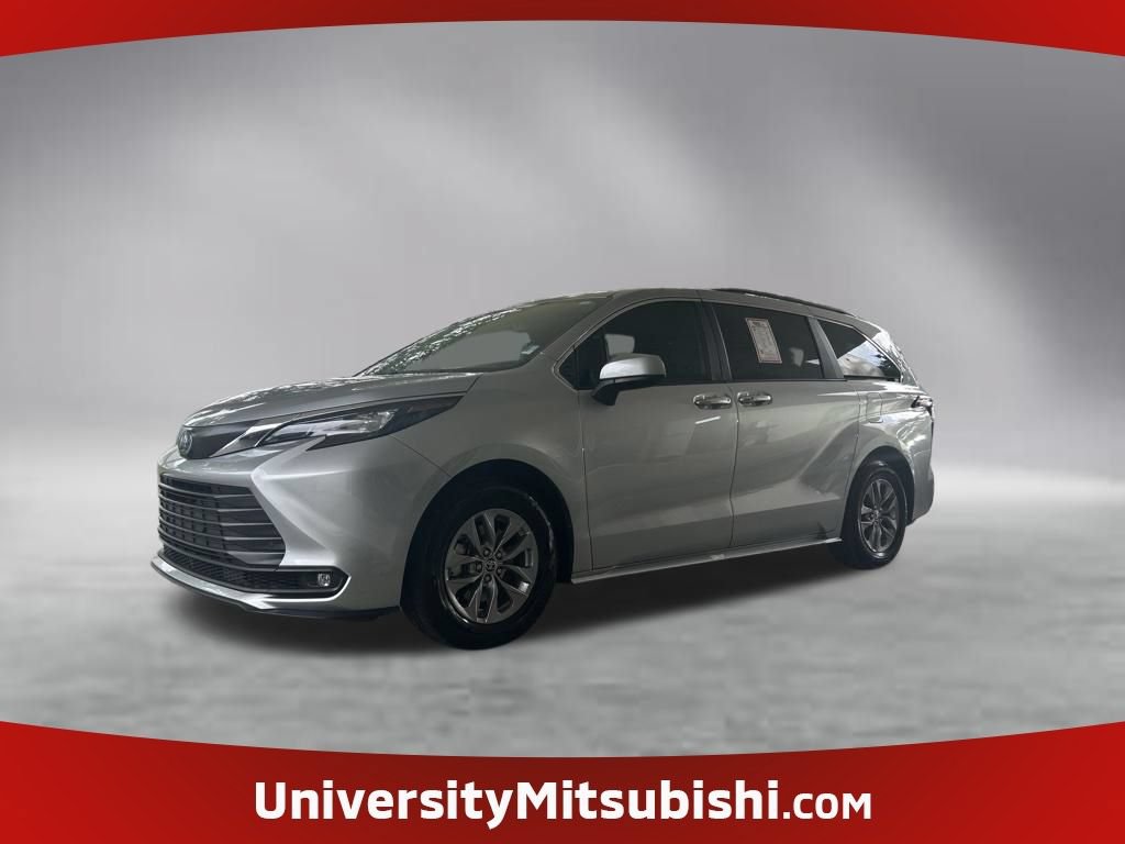 Used 2025 Toyota Sienna XLE FWD image 1