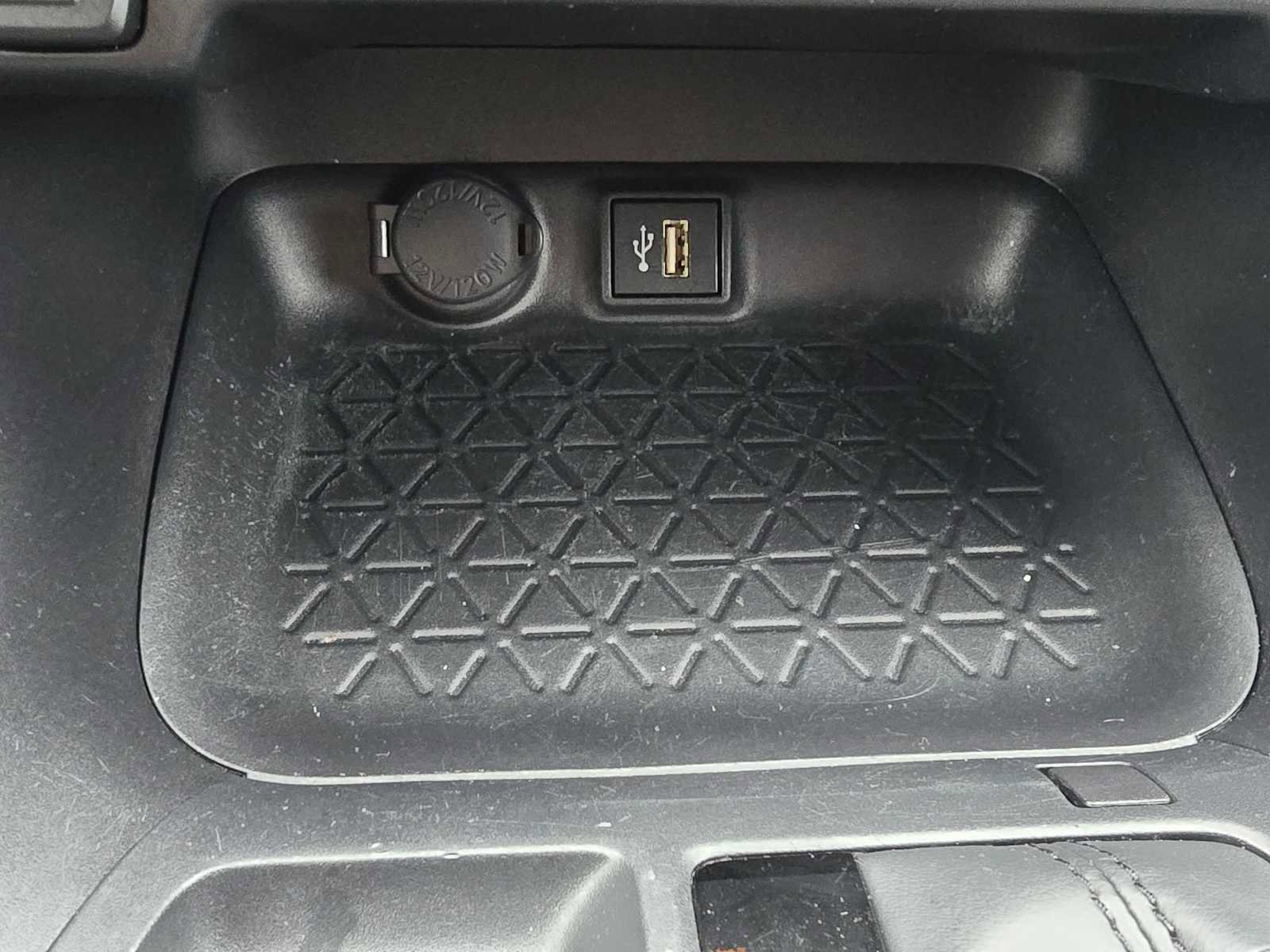 Used 2025 Toyota RAV4 XLE image 33