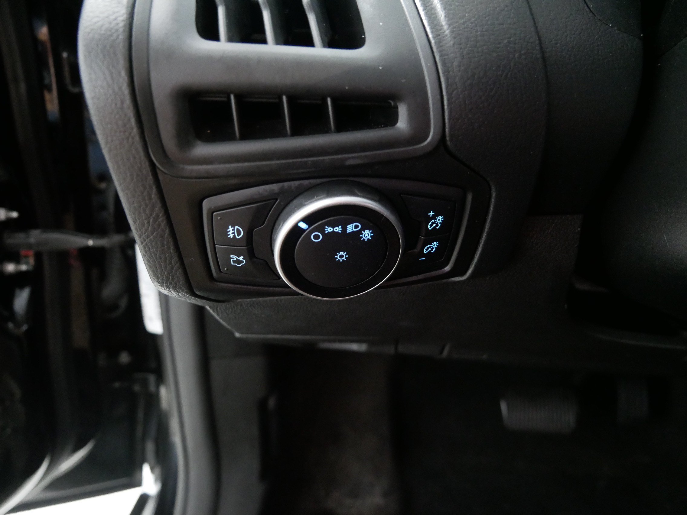 Used 2017 Ford Focus SEL w/ Cold Weather Package FWD image 26