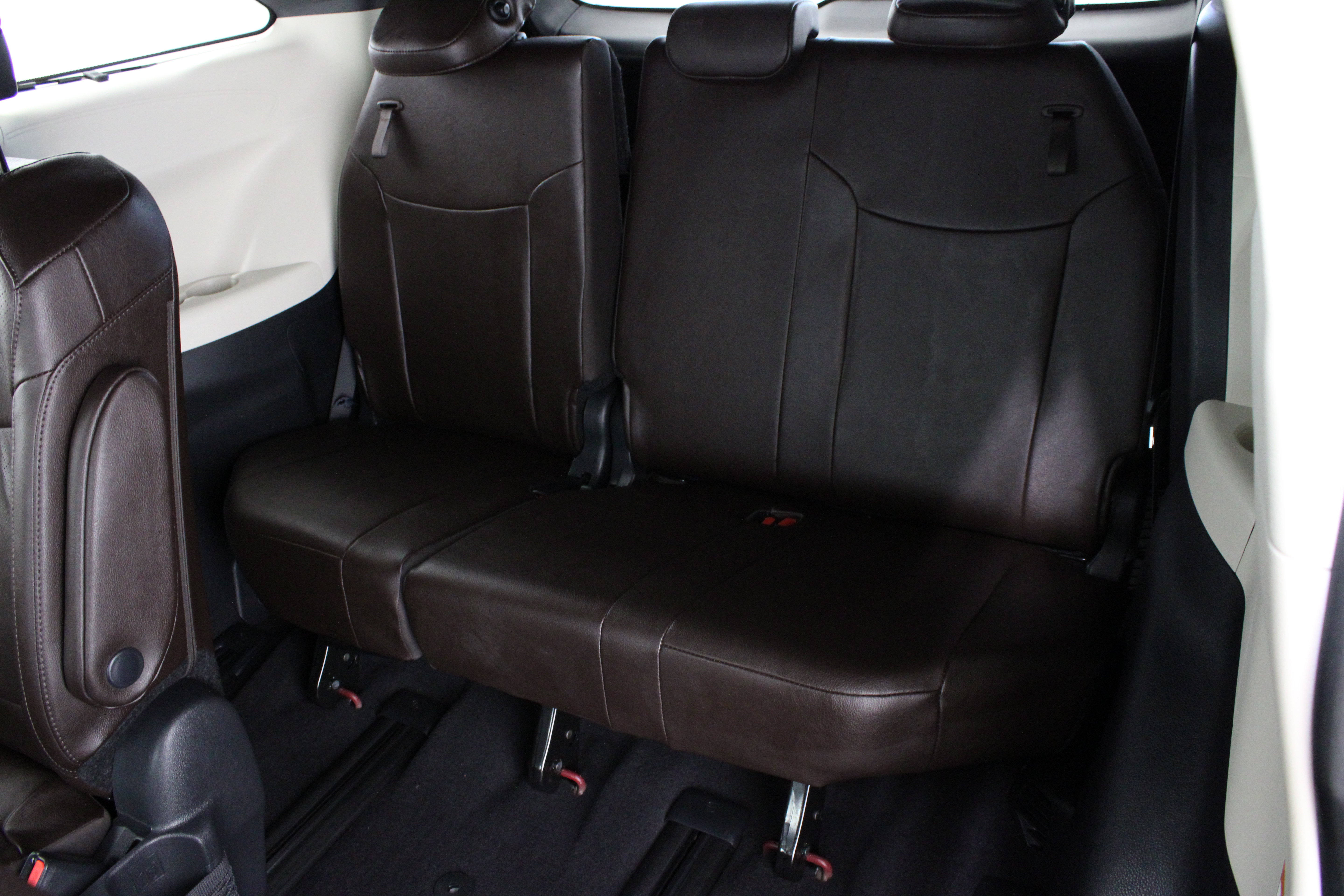 Used 2024 Toyota Sienna Platinum FWD image 36