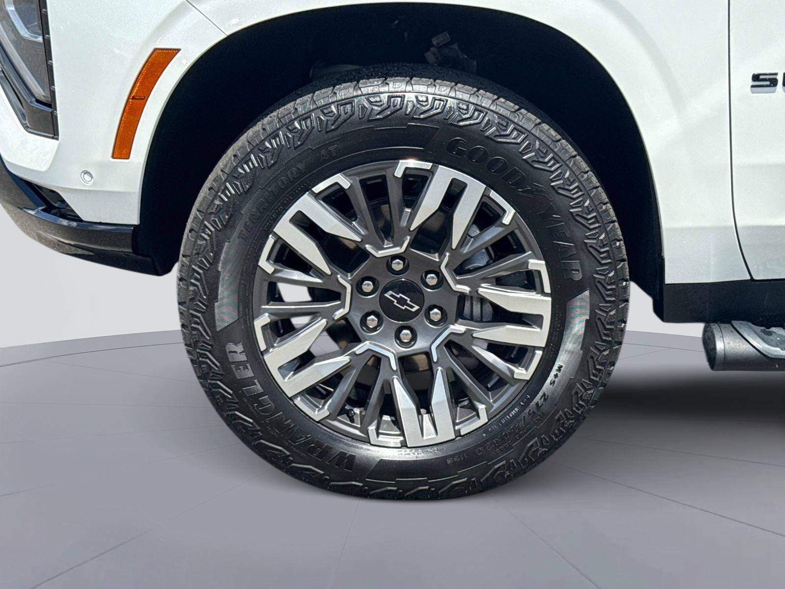 Used 2025 Chevrolet Suburban Z71 AWD/4WD image 11