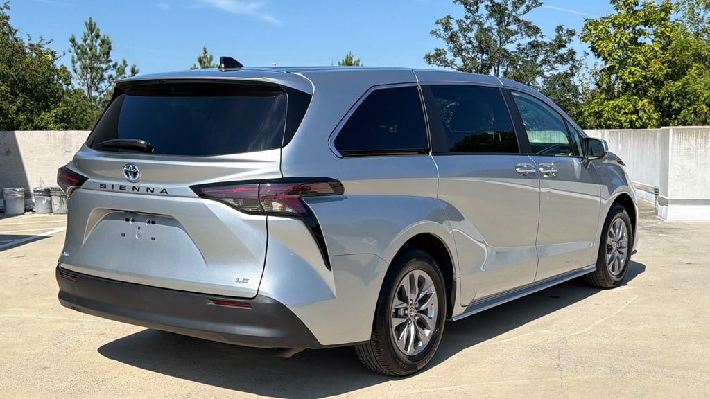 Used 2025 Toyota Sienna LE FWD image 4