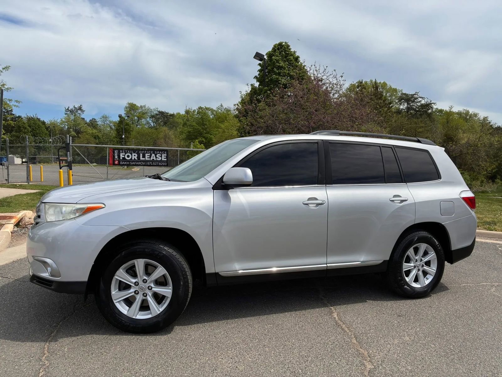 Used 2012 Toyota Highlander SE w/ Tow Pkg AWD/4WD image 3