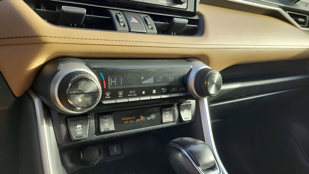 Used 2021 Toyota RAV4 XLE Premium image 23