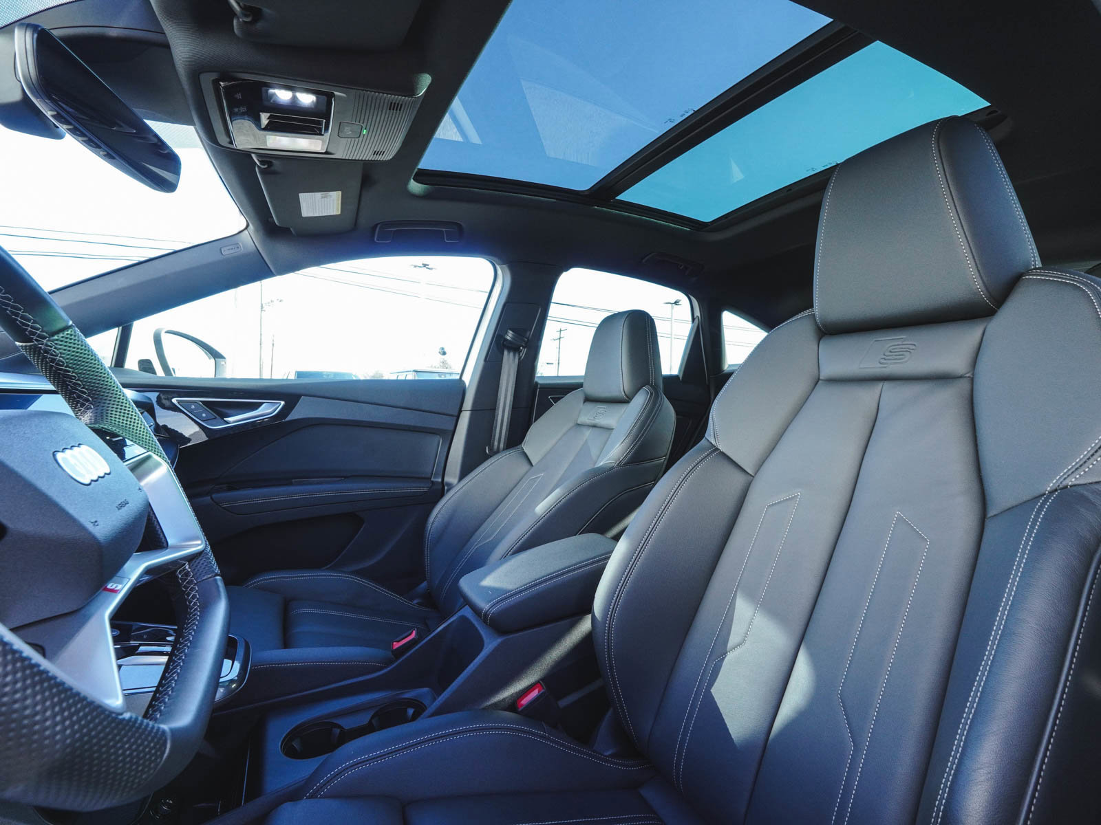 Used 2025 Audi Q4 e-tron Premium image 32