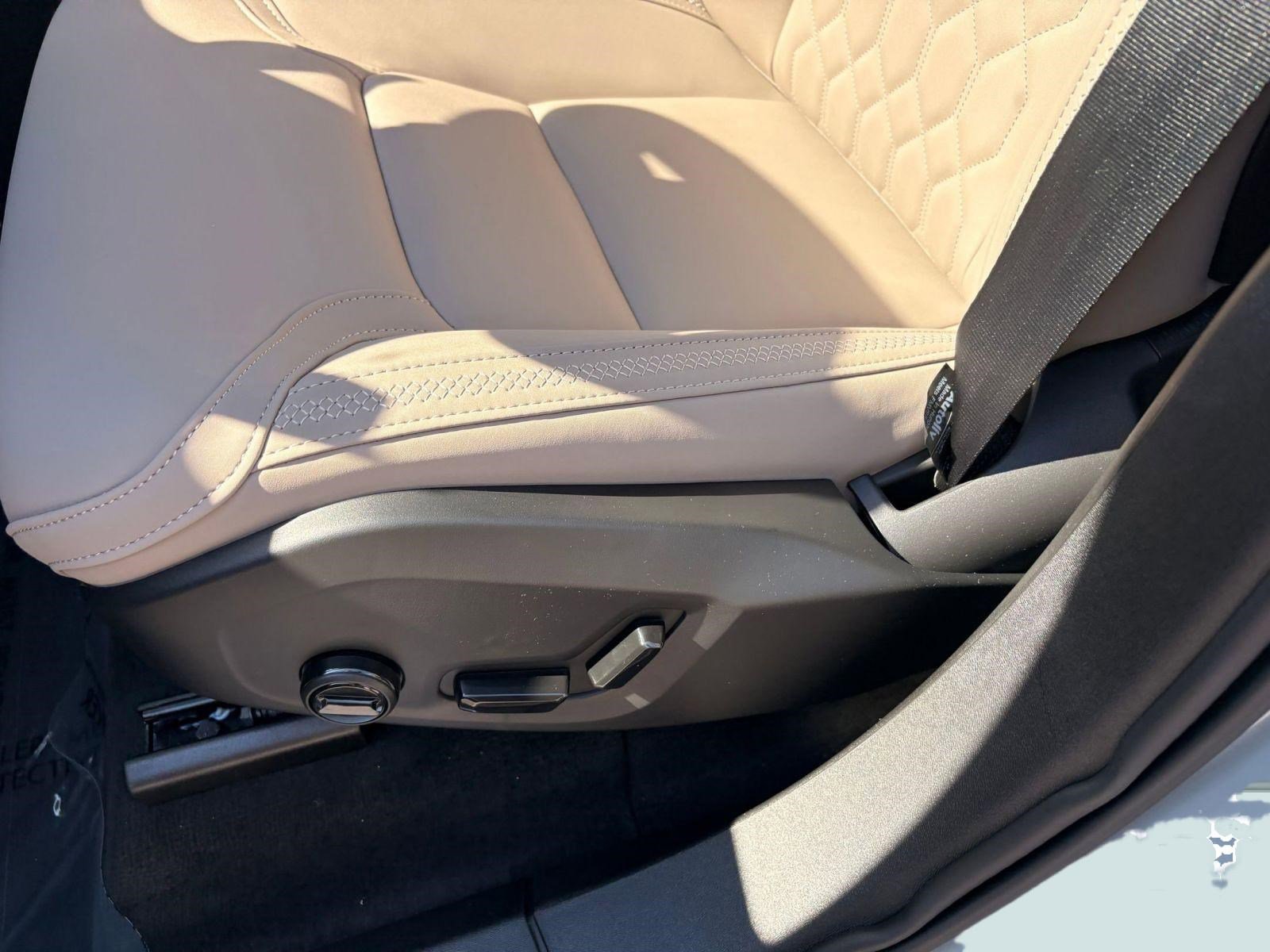 New 2026 Volvo XC90 B6 Plus w/ Protection Package image 13