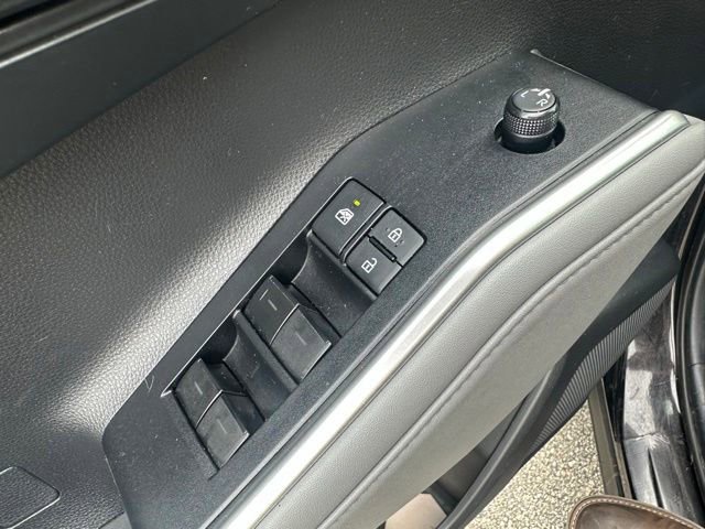 Used 2020 Toyota Highlander L FWD image 25