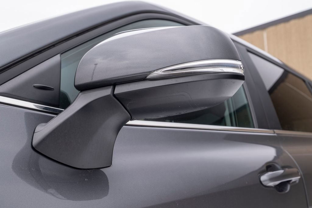 Used 2023 Toyota Highlander L image 11