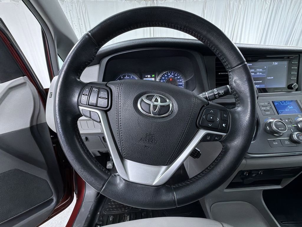 Used 2019 Toyota Sienna XLE FWD image 29